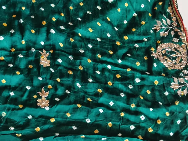 Green Bandhej Saree With Gota Pati - Image 2